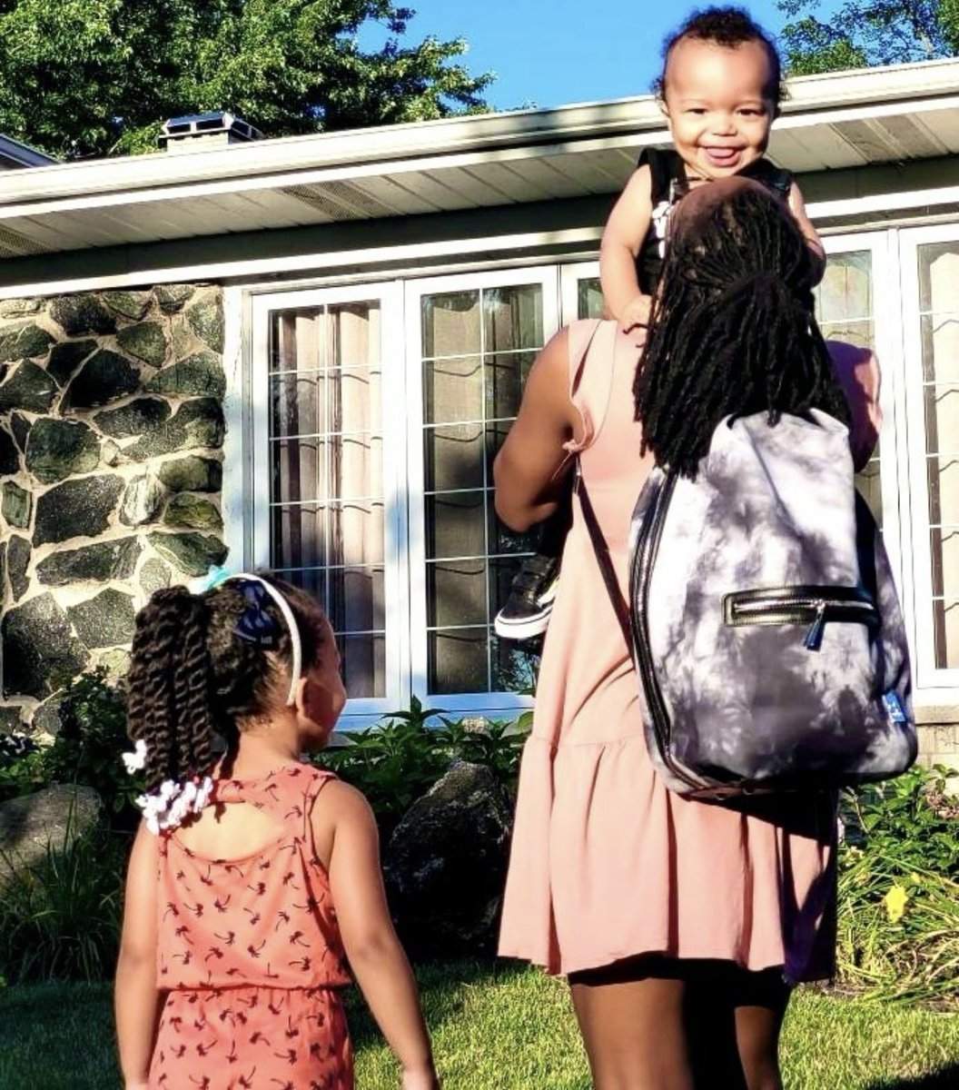 Friday is here🌞 
Pack everything you need for a day trip with your little ones into our sleek Sojourn Backpack Diaper Bag! 🤓 

✅ Plenty of pockets 
✅ Removable wet bag with water-resistant zipper
✅ Machine washable

#babystuff #babyshower #babyregistry #bestseller #diaperbag