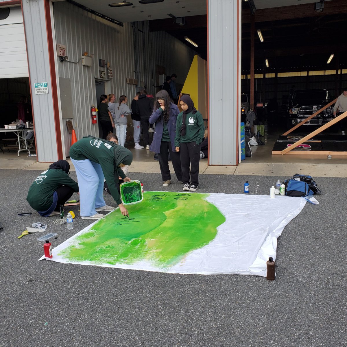 Stavenski's tweet image. It’s Float Building Day! Lots of amazing work in progress for tonight’s parade at halftime! #Homecoming #FloatBuilding #SchoolSpirit #ParklandPride