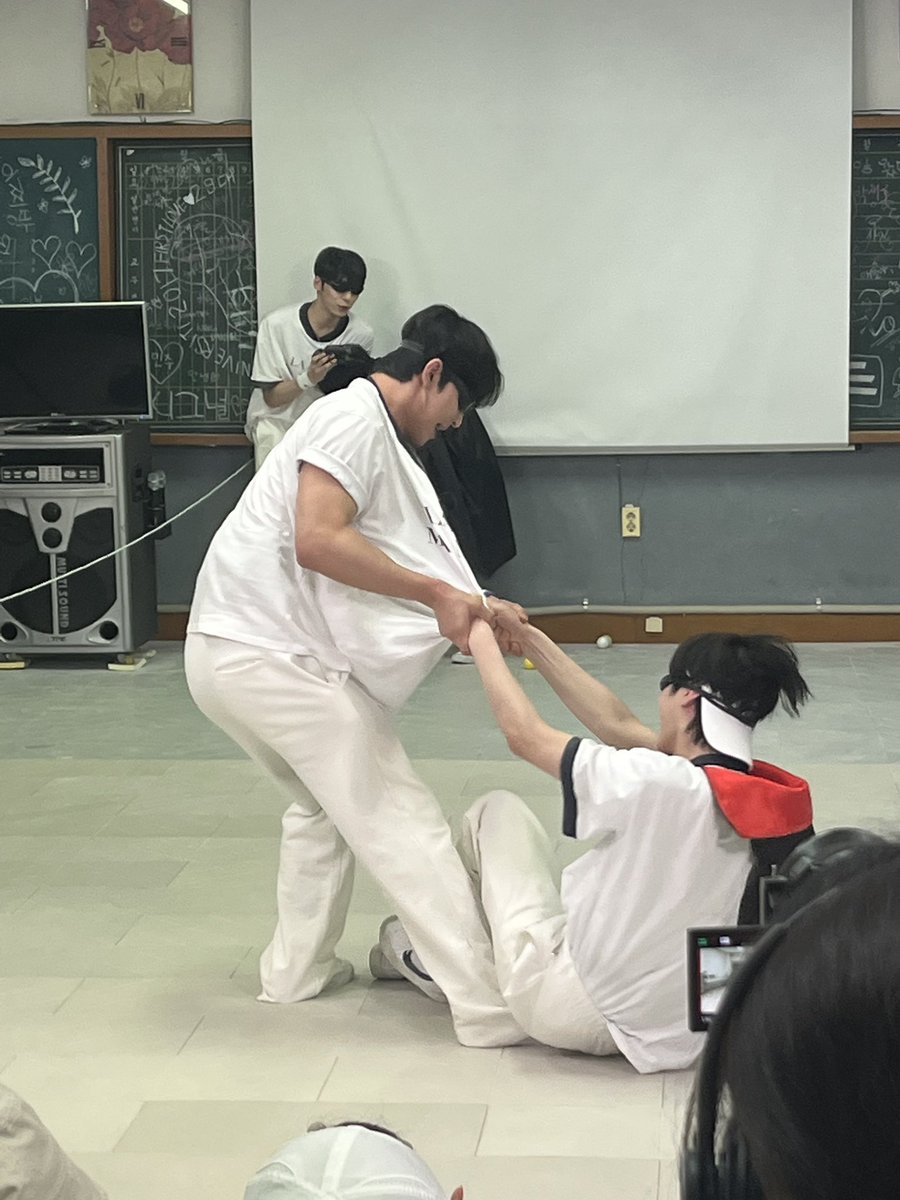 Ieegeonhak's tweet photo. I can'r explain but here's the pic of... https://t.co/aF2y0Lbf4L