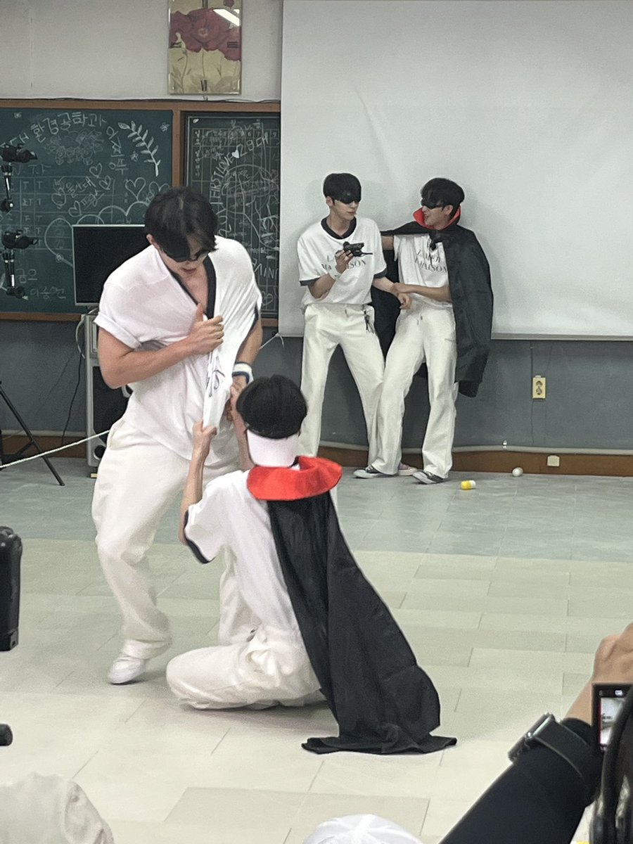 Ieegeonhak's tweet photo. I can'r explain but here's the pic of... https://t.co/aF2y0Lbf4L