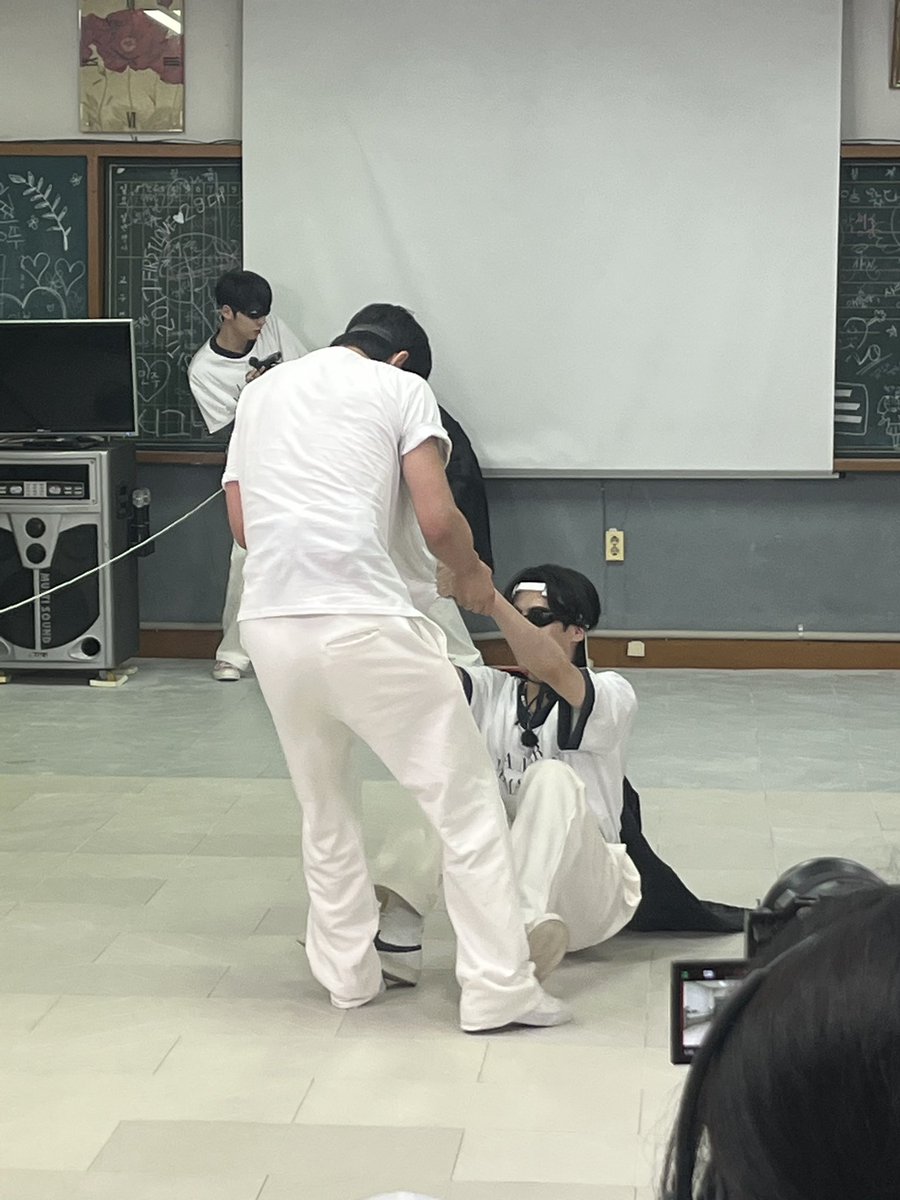 Ieegeonhak's tweet photo. I can'r explain but here's the pic of... https://t.co/aF2y0Lbf4L
