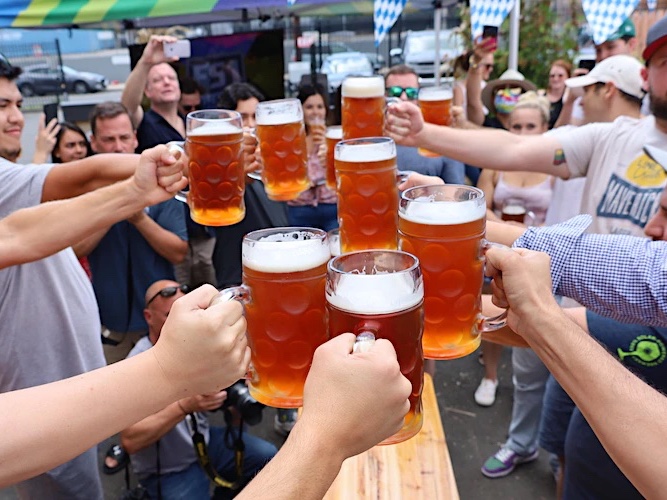 How long can you hold a 1L beer?🍺 
At Third Place on October 1st, compete in a Stein Holding Competition at 4pm. One round, sudden death, men's and women's competition. Winners receive a $25 gift card to Half Full Brewery!

#stamfordct
#oktoberfest
#harborpoint
#lovewhereyoulive