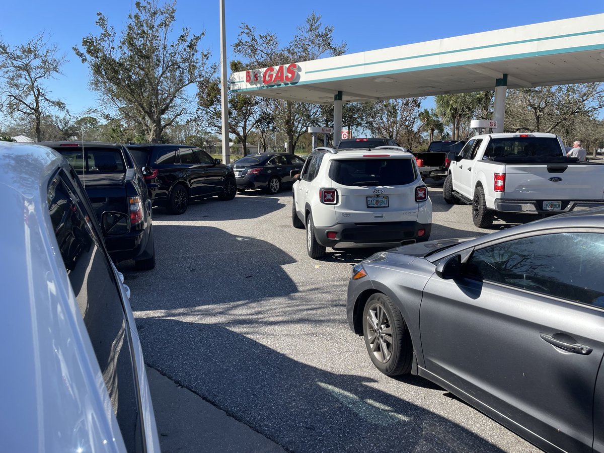 AbeTV5's tweet photo. Three hour wait for gas in Ft. Myers..only 2 stations open#HurricaneIan https://t.co/t1mzkQNaxK