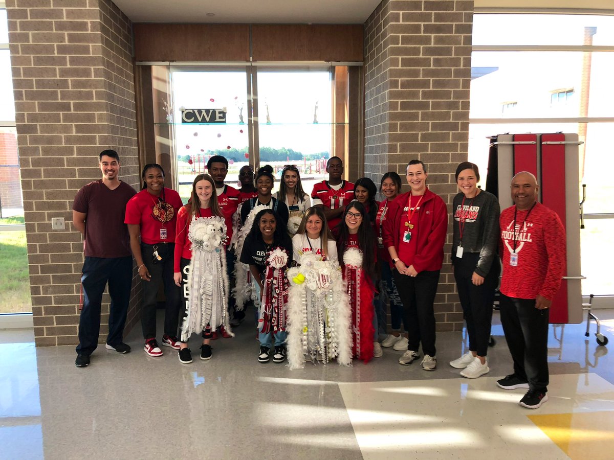 CoachHarrison__'s tweet photo. Fun Fridays at Cottonwood Elem. - Homecoming edition.
#TheClevelandIsdWay
#Hoco2k22 https://t.co/h7A22LnYER