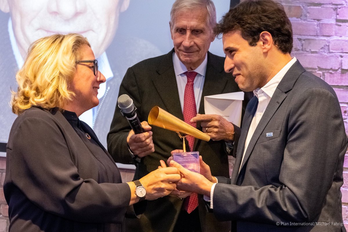 Kinder auf der Flucht sind besonders schutzbedürftig. Für seinen Beitrag zum Thema habe ich gestern <a href="/rizkallahsherif/">Sherif Rizkallah</a> den #UlrichWickertPreis verliehen. Vielen Dank für Ihr Engagement &amp; die klaren Worte. #GemeinsamfürKinderrechte!