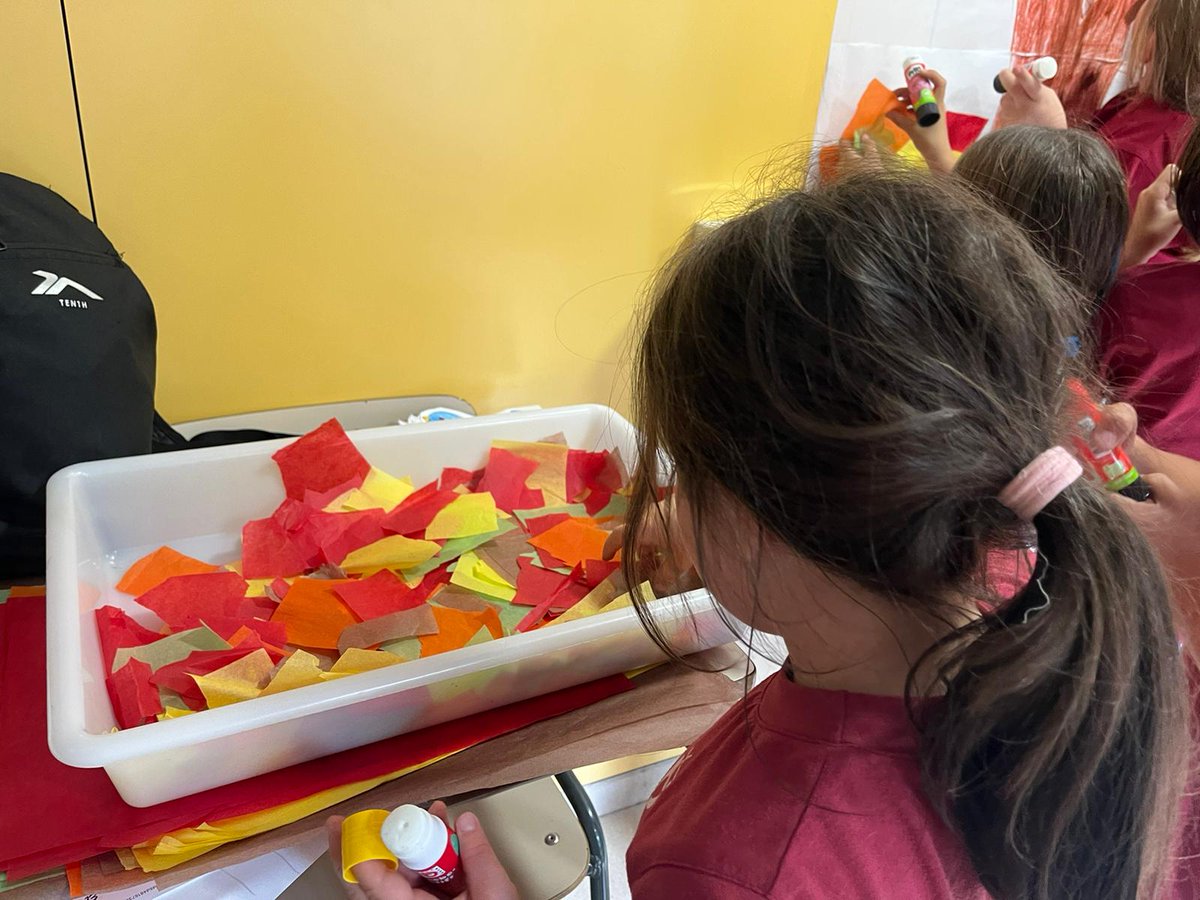 PadreDamianSSCC's tweet photo. 🎨Els alumnes de 1r #PrimariaPadreDamianSSCC han decorat els passadissos
🍁Ja estan preparats per a rebre la tardor!
#eCIMPadreDamianSSCC #ProjecteVeusPadreDamianSSCC #EscolaConcertadaSarrià #ColegioConcertadoSarrià #SomEscolaCreativa #CreativeCollege #SomosColegioCreativo https://t.co/X3jjkcqzCx
