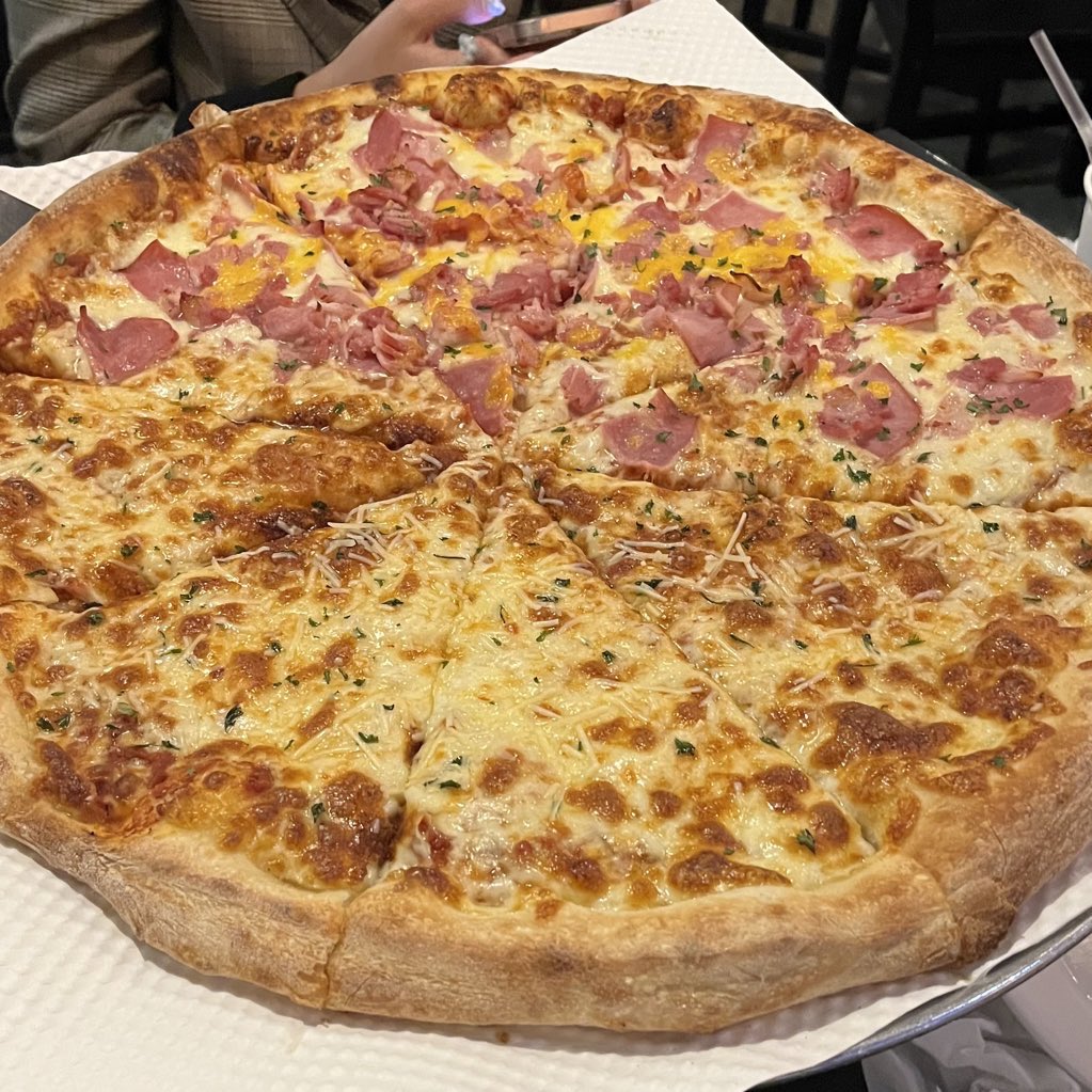 yeonhwa_38's tweet photo. 📍 수원 행궁동 운멜로랩
📍 수원 행궁동 존앤진 피자펍

무계획으로 갔지만 절대 후회 없었던 맛집들 .. 💗
운멜로랩은 다 맛있긴 했는데 베이컨 바베큐 리조또 진짜 맛있었구 , 피자펍은 존앤진이 제일 맛있음!! 근데 사이즈 모르고 L 사이즈 시켰다 많이 남겨서 M으로 먹어도 충분할듯 #밥알자취 https://t.co/nWULHGIxep