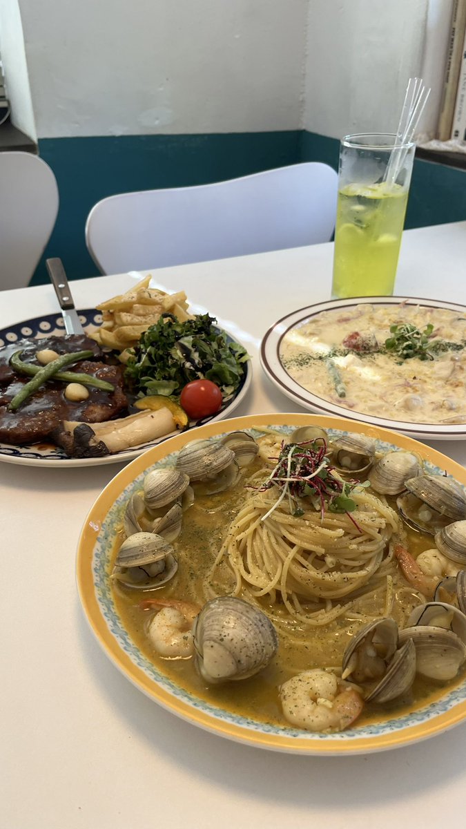 yeonhwa_38's tweet photo. 📍 수원 행궁동 운멜로랩
📍 수원 행궁동 존앤진 피자펍

무계획으로 갔지만 절대 후회 없었던 맛집들 .. 💗
운멜로랩은 다 맛있긴 했는데 베이컨 바베큐 리조또 진짜 맛있었구 , 피자펍은 존앤진이 제일 맛있음!! 근데 사이즈 모르고 L 사이즈 시켰다 많이 남겨서 M으로 먹어도 충분할듯 #밥알자취 https://t.co/nWULHGIxep