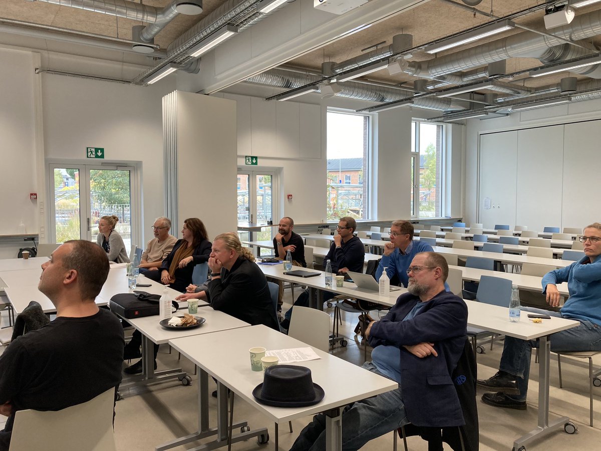 ✍🏻SKAB historie✍🏻 Møde i historiedidaktisk netværk. Tak til @KarenSkjoldager for et forrygende oplæg om nye perspektiver på besættelsestiden. Mere fokus på kvindernes rolle, netværk og det internationale, mindre “Onkelhistorie”.