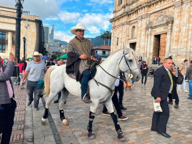 HELIODOPTERO's tweet photo. En #Bogotá están terminantemente prohibidas las cabalgatas y el tránsito de semovientes, pero ni @ClaudiaLopez ni la @policiaBogotaTM han sido capaces de sancionar ejemplarmente al congresista Alirio Barrera. Le tienen miedo. 
Es peso de la ley es para los más débiles. https://t.co/QvbuSRocHO