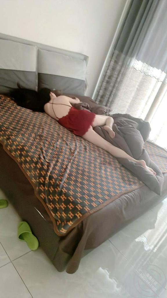 xiaofuni14's tweet photo. 老铁们久等了，这几天没更新的原因，大哥这几天跟大嫂总在一起，没���机会进展，为了得到嫂子，给嫂子买了一块卡地亚的手表，花了我好几万啊，因为嫂子本身条件就好，用的护肤品一套都俩三万，首饰包，都是奢侈品，买便宜的怕嫂子看不上，嫂子看到礼物挺惊讶的，聊天记录图片传不上来。 https://t.co/KvBfD7aPGo