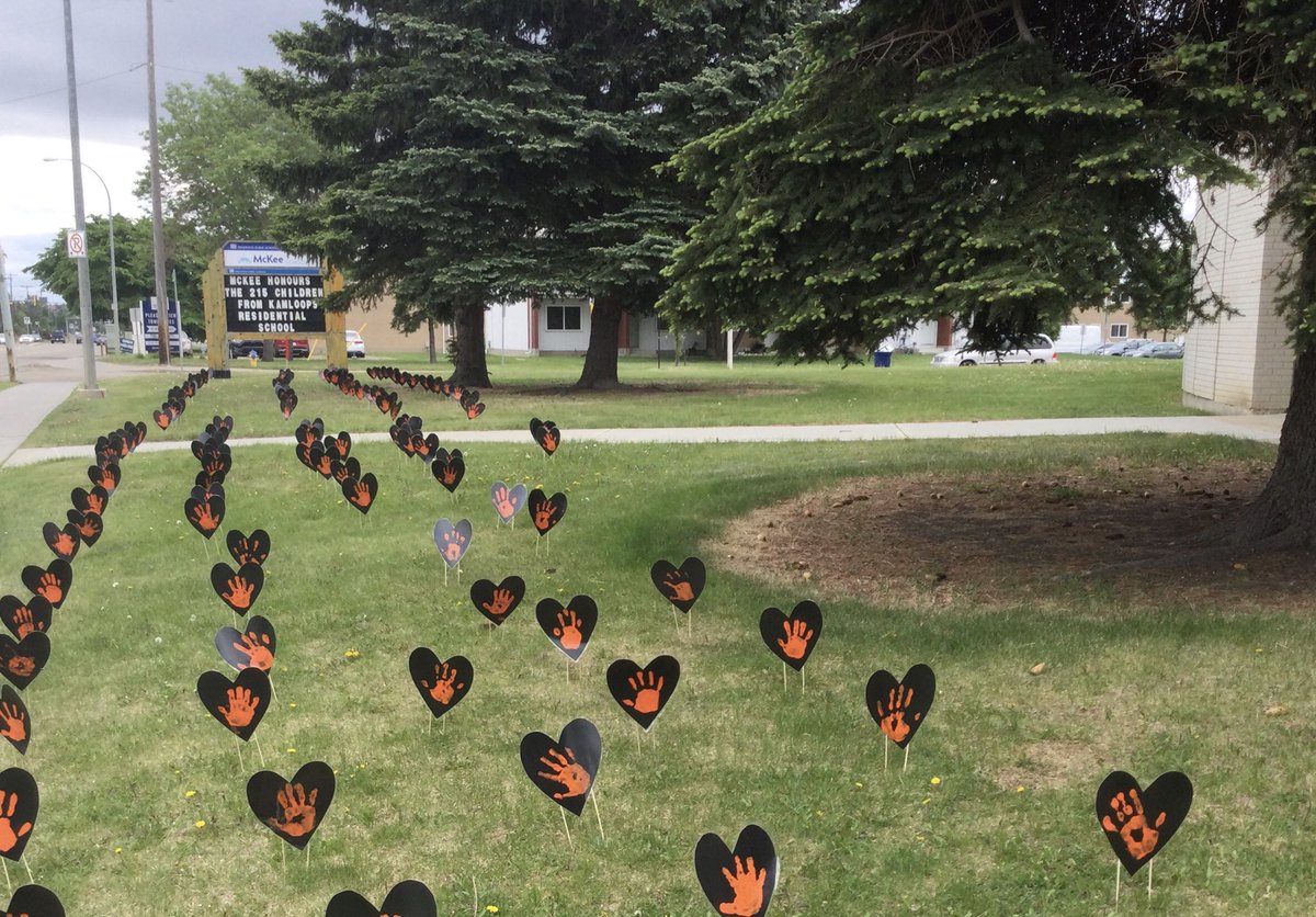kiki66kat's tweet photo. A couple years ago my former school made this tribute to the children whose graves were found at Kamloops residential school. #NationalDayForTruthAndReconciliation #RememberHonourAct #EveryChildMatters2022 #abed https://t.co/Q1kSsLvCqA