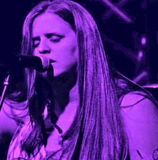 🚨Last Call for 20% off sale!🚨
Don't miss out!  Our Tasting Room in #manassasva opens at 1 PM.  Sip on a cocktail from our Fall menu while you shop.  Join us from 5-8 PM for live music by Tamara Mae Dovell.  #virginiaspiritsmonth #bourbonheritagemonth #oldtownmanassas