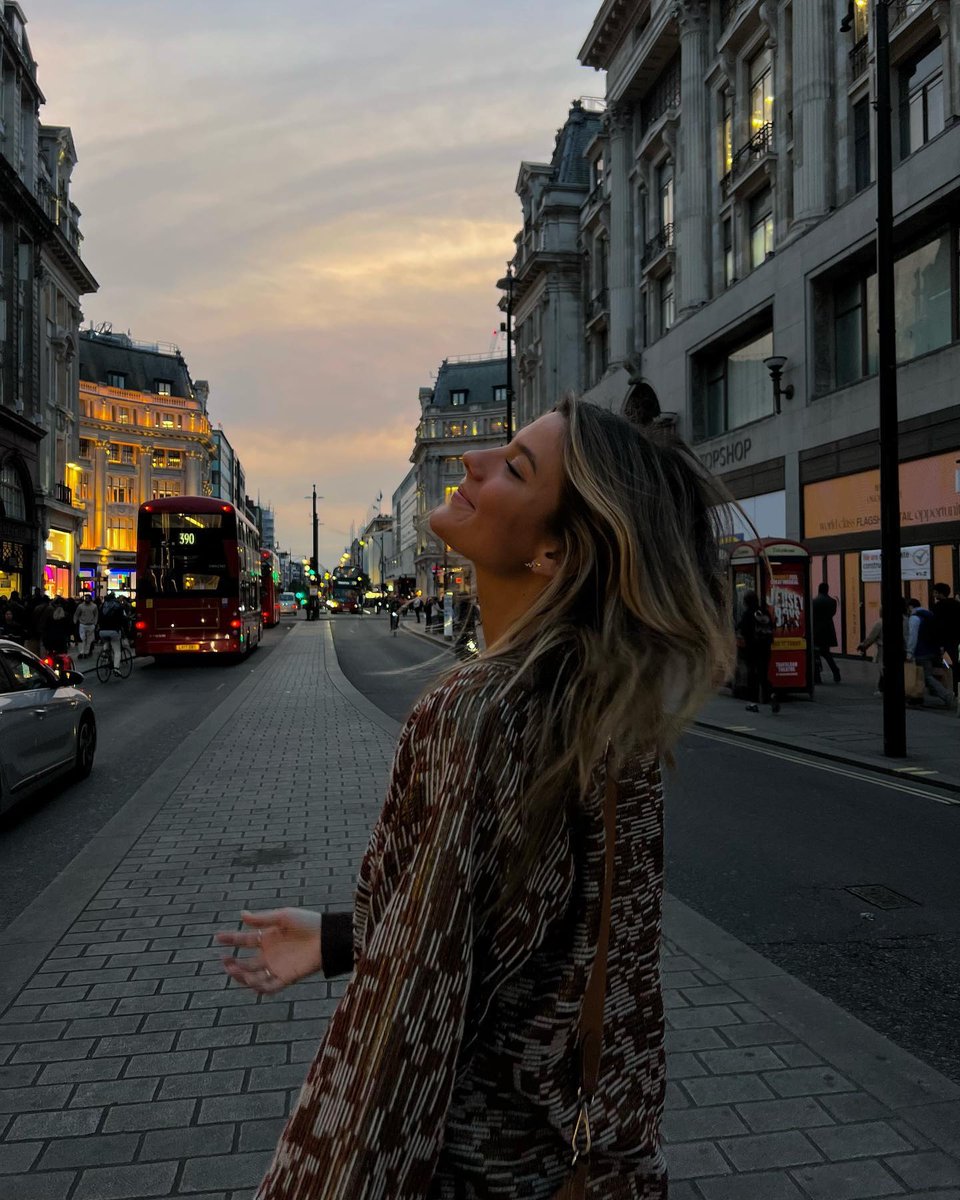 OxfordStreetW1's tweet photo. Happy Fridays on OXST 🤩🍾
📸 @isamaffei16
#OxfordStreet #helloweekend
#OxfordStreetshopping #OxfordCircus #theWestEnd #Londonphotography #happyFriday #weekendinLondon #OxfordStreetLondon #Londonshopping #todoLondon #letsdoLondon https://t.co/UZJqnsKqX6