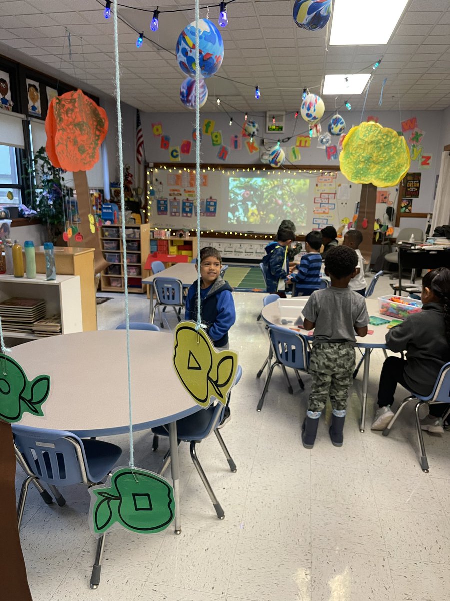misterBmorgan7's tweet photo. #resprek picked 🍎s before the storm! We tasted apples, we made applesauce (it was delicious) we picked apples and even sorted them! It’s been so much!! #fall #appletastic @weRrandolph https://t.co/pNCHbI879L