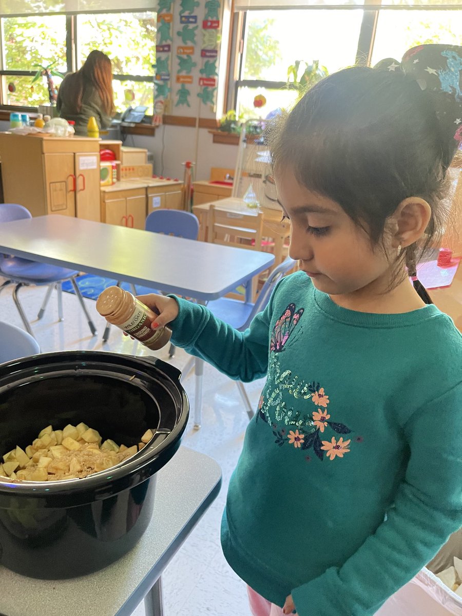 misterBmorgan7's tweet photo. #resprek picked 🍎s before the storm! We tasted apples, we made applesauce (it was delicious) we picked apples and even sorted them! It’s been so much!! #fall #appletastic @weRrandolph https://t.co/pNCHbI879L