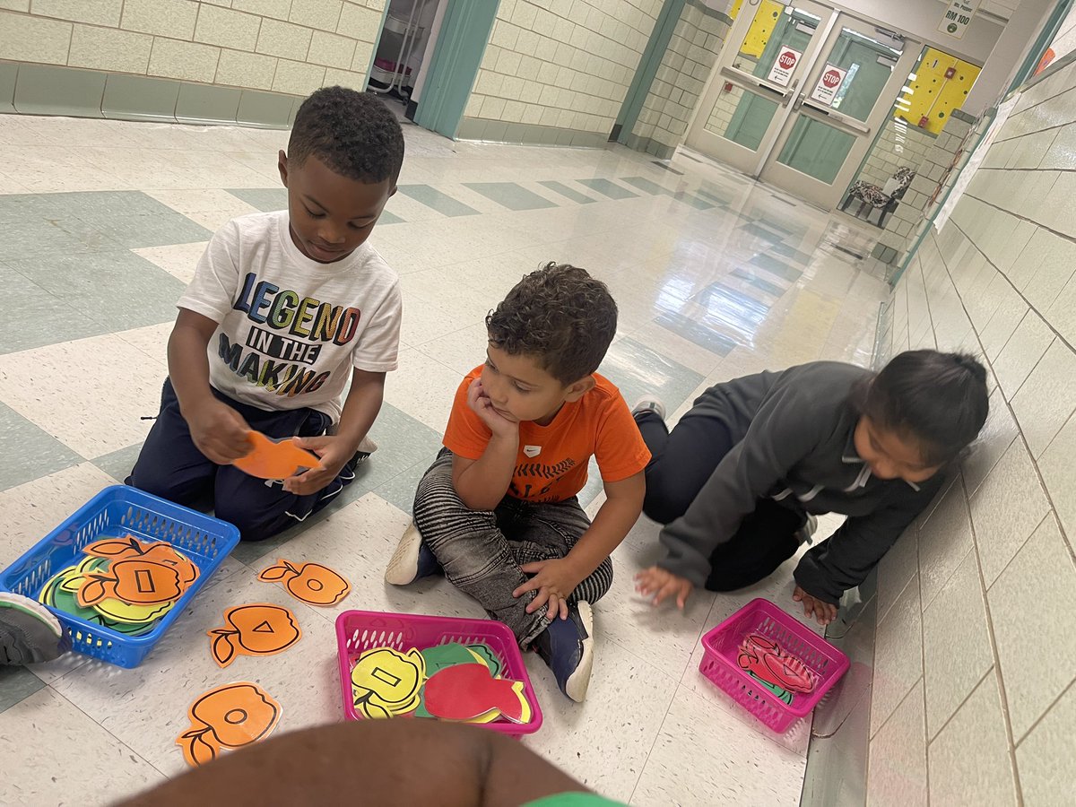 misterBmorgan7's tweet photo. #resprek picked 🍎s before the storm! We tasted apples, we made applesauce (it was delicious) we picked apples and even sorted them! It’s been so much!! #fall #appletastic @weRrandolph https://t.co/pNCHbI879L