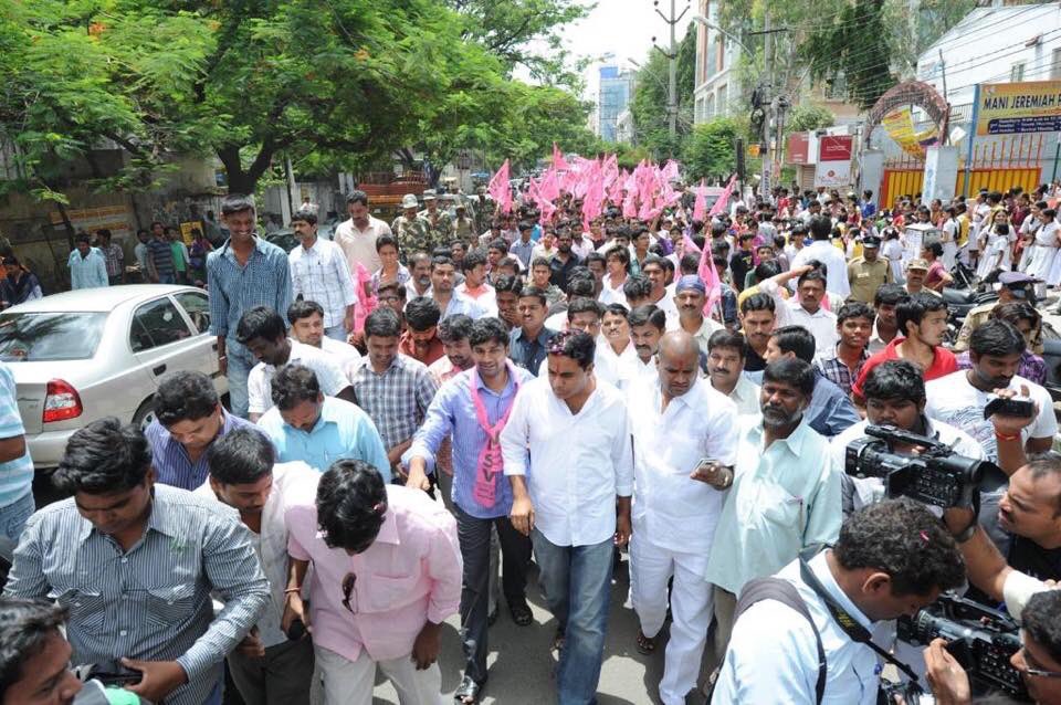 Jagangariabbayi's tweet photo. Chennur MLA &amp; Govt Whip Shri @balkasumantrs Anna Sagaraharam pics during Telangana Agitation along with Minister @KTRTRS Garu. #TrueLeader 

#20YearsOfTRS #TRSFormationDay #Throwback #AgitationMemories #TelanganaStatehoodMovement https://t.co/aZsLwvps1D