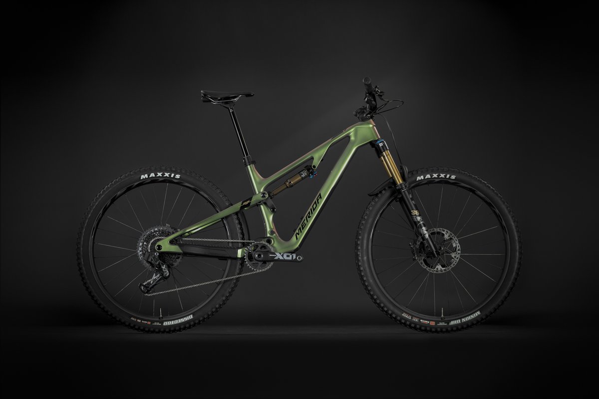 MeridaEspana's tweet photo. ¡Indomable nuestra nueva ONE-FORTY!
Nueva cinemática de suspensión Flexstay-Adjustable-Size-Tuned.
Ruedas de 29", ofrece hasta 143 mm de recorrido en la rueda trasera y 150 mm en la delantera.
Tija telescópica ajustable.
La bicicleta de trail más rápida.
#onesixty #meridabikes https://t.co/LV6693foep
