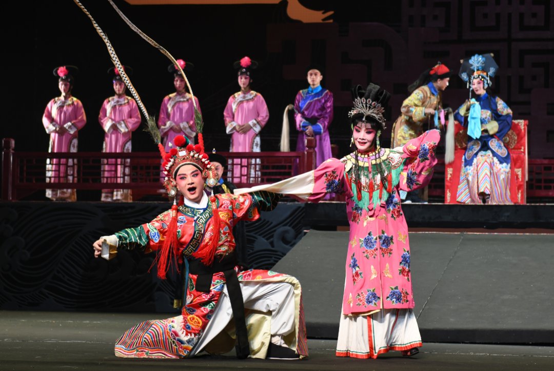 NewEraChina2022's tweet photo. The modern #HuiOpera work The Hui Troupe was staged at the Anhui Grand Theater on Sept 14. It depicts a group of folk artists striving to promote and perfect this art in the Qing Dynasty. [Photo/Official WeChat account of Anhui Grand Theater] @PerformingChina #NewEraChina https://t.co/jqqVyLZ8qY