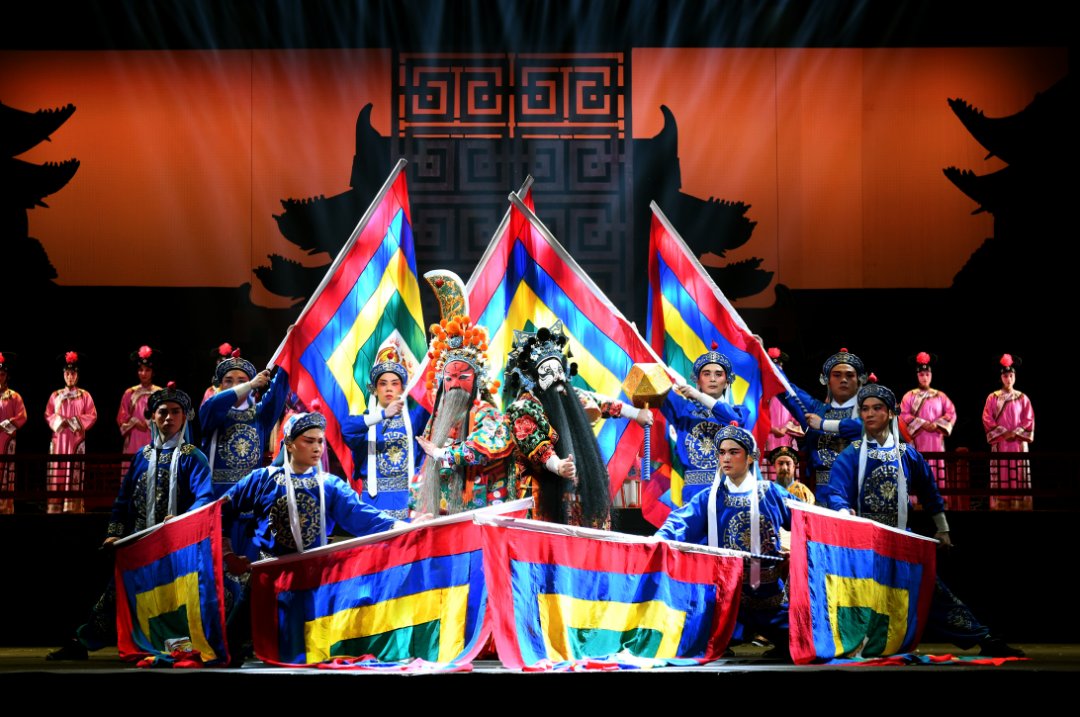 NewEraChina2022's tweet photo. The modern #HuiOpera work The Hui Troupe was staged at the Anhui Grand Theater on Sept 14. It depicts a group of folk artists striving to promote and perfect this art in the Qing Dynasty. [Photo/Official WeChat account of Anhui Grand Theater] @PerformingChina #NewEraChina https://t.co/jqqVyLZ8qY