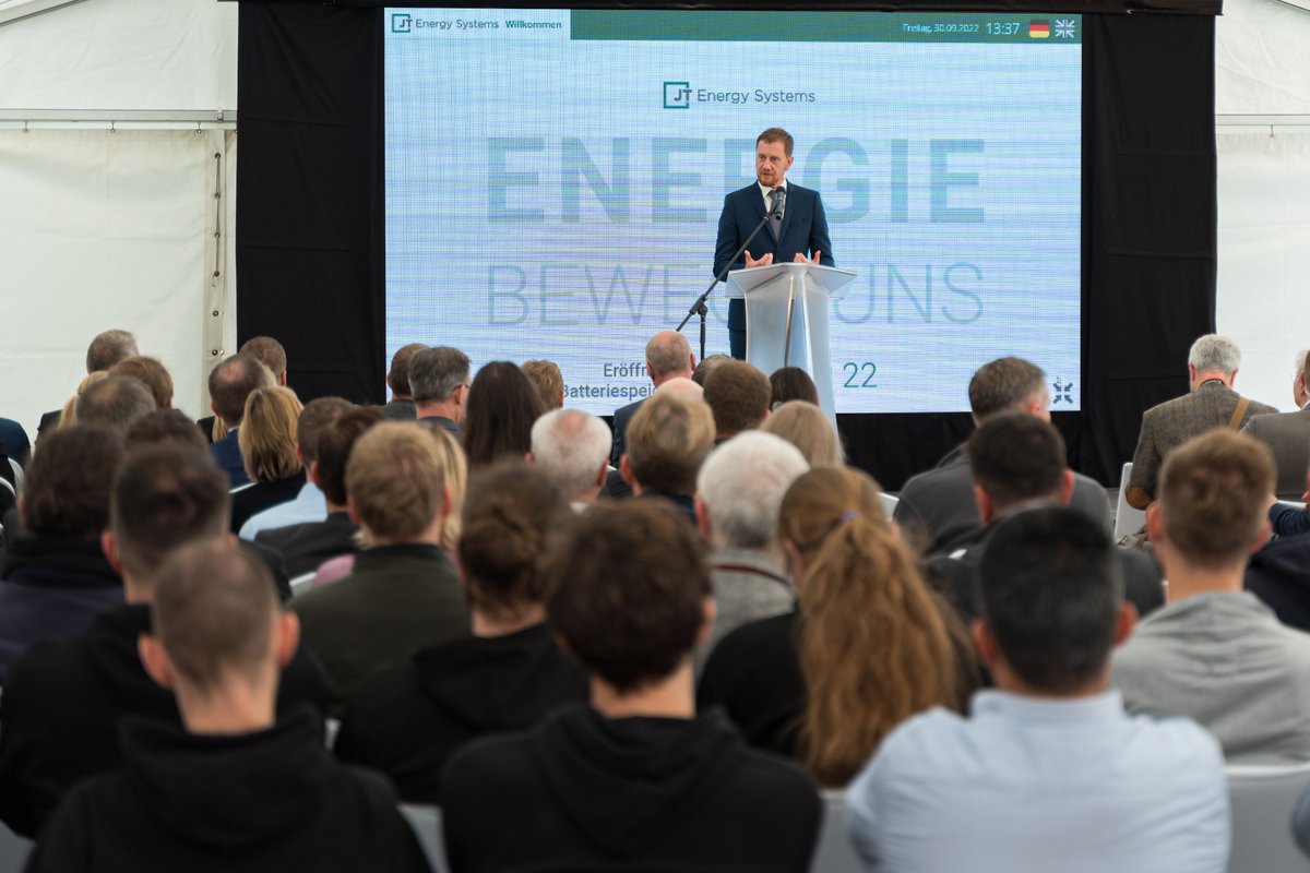 MPKretschmer's tweet photo. In #Freiberg wird heute der bislang größte Energiespeicher #Sachsen​s in Betrieb genommen. Dabei werden gebrauchte aber voll funktionsfähige Batterien verwendet - ökologisch sinnvoll &amp; ressourcenschonend. (SK) https://t.co/QXppIouq6K