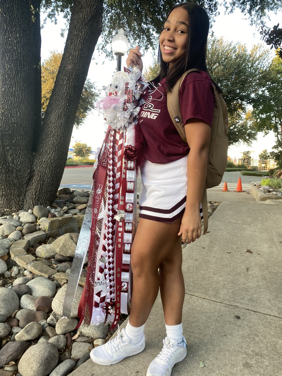 manii_05_'s tweet photo. 2022 HoCo week Mum and garter day !!! #LewisvilleStuco #Homecoming https://t.co/wHBq6rKJQM