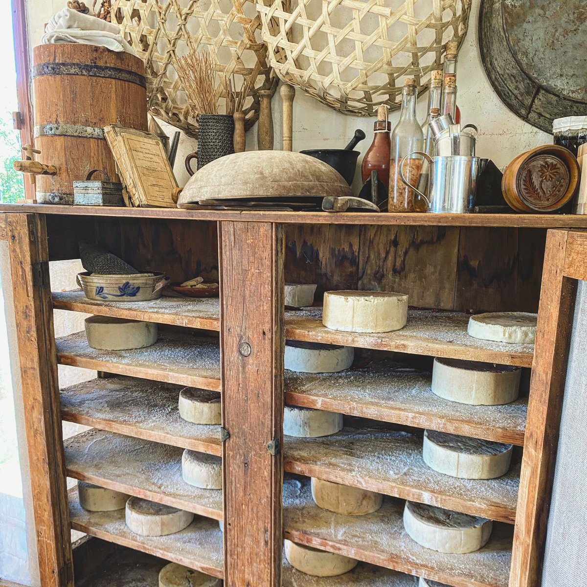 PaigeDoerner's tweet photo. ✨ This cheese aesthetic ✨
(Jones Farm Kitchen, c. 1820 from Orleans, Ontario Co.) #LivingHistoryMuseum #HistoricHome #Cheese #MakingCheese #AgingCheese #HistoricKitchen #Museum #LivingHistory #VisitRoc #GCVMuseum https://t.co/RPtbnnWizc