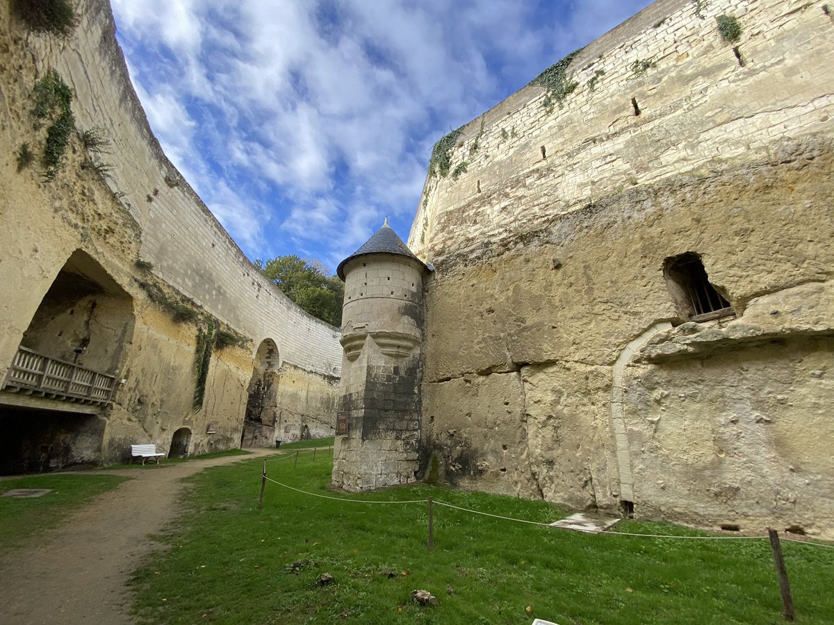 reivaxstgo31's tweet photo. #FanceMagique hier visite du #ChâteaudeBrézé @BrezeChateau plus de 1000 ans d’histoire XIè >XIXè siècle une merveille de #tuffeau aux douves sèches de 18m de profondeur @chateauloire @MyLoireValley @paysdelaloire @Maine_et_Loire @fond_patrimoine #patrimoine #MagnifiqueFrance 🏰 https://t.co/socC4SVHIl