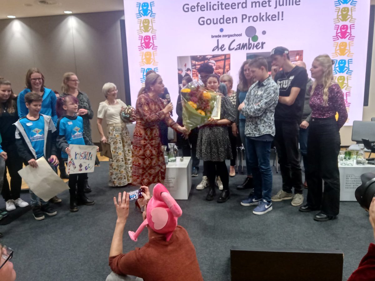 Zelfs twee winnaars bij de Gouden Kanjers! Zowel de Prokkelstagedag van De Cambier #Tiel als de Prokkel van KDC de Vuurtoren, Kristalla en <a href="/DrentheCollege/">Drenthe College</a> #Emmen krijgen een Gouden Prokkel van minister Carola Schouten. Van harte proficiat! #GoudenProkkel #Prokkelenverbindt