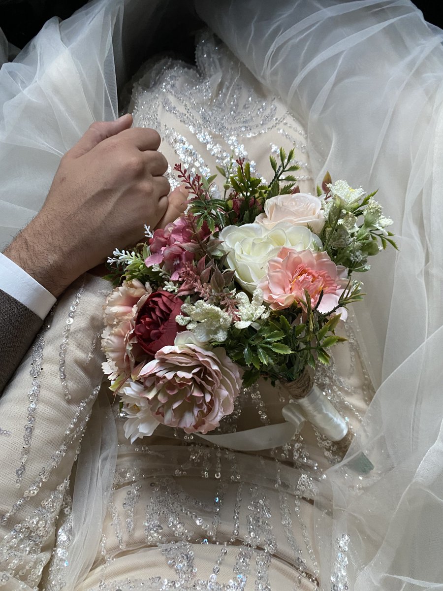 Reemacolada's tweet photo. يحدث الآن👰🏻‍♀️♥️ https://t.co/6JrD4pyTJA