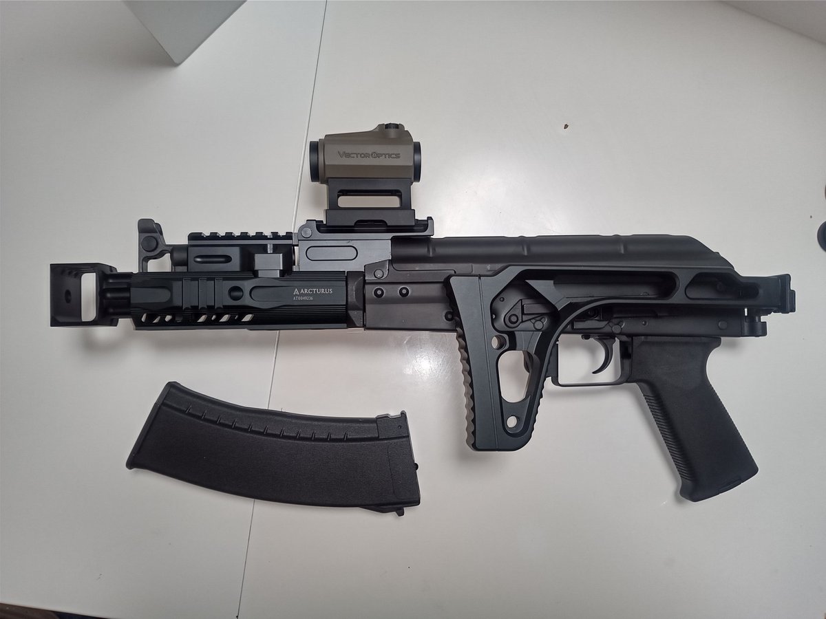 E3dFKmc76ypYKzC's tweet photo. #ARCTURUS
#アークタウラス
#AK06
#AK74UN
#電動ガン
買っちゃいました😆💕✨
念願のアークタウラス ARCTURUS AK06🌟
独特な銃口とか、無骨なAKを近代化カスタムしたガチガチ感…😆✨
もう、更にカスタムしたいけどしばらく新品箱出しのこのままでいい😭✨✨✨
ストックたたむと小っさいし✨ https://t.co/Q54RQzJmYu
