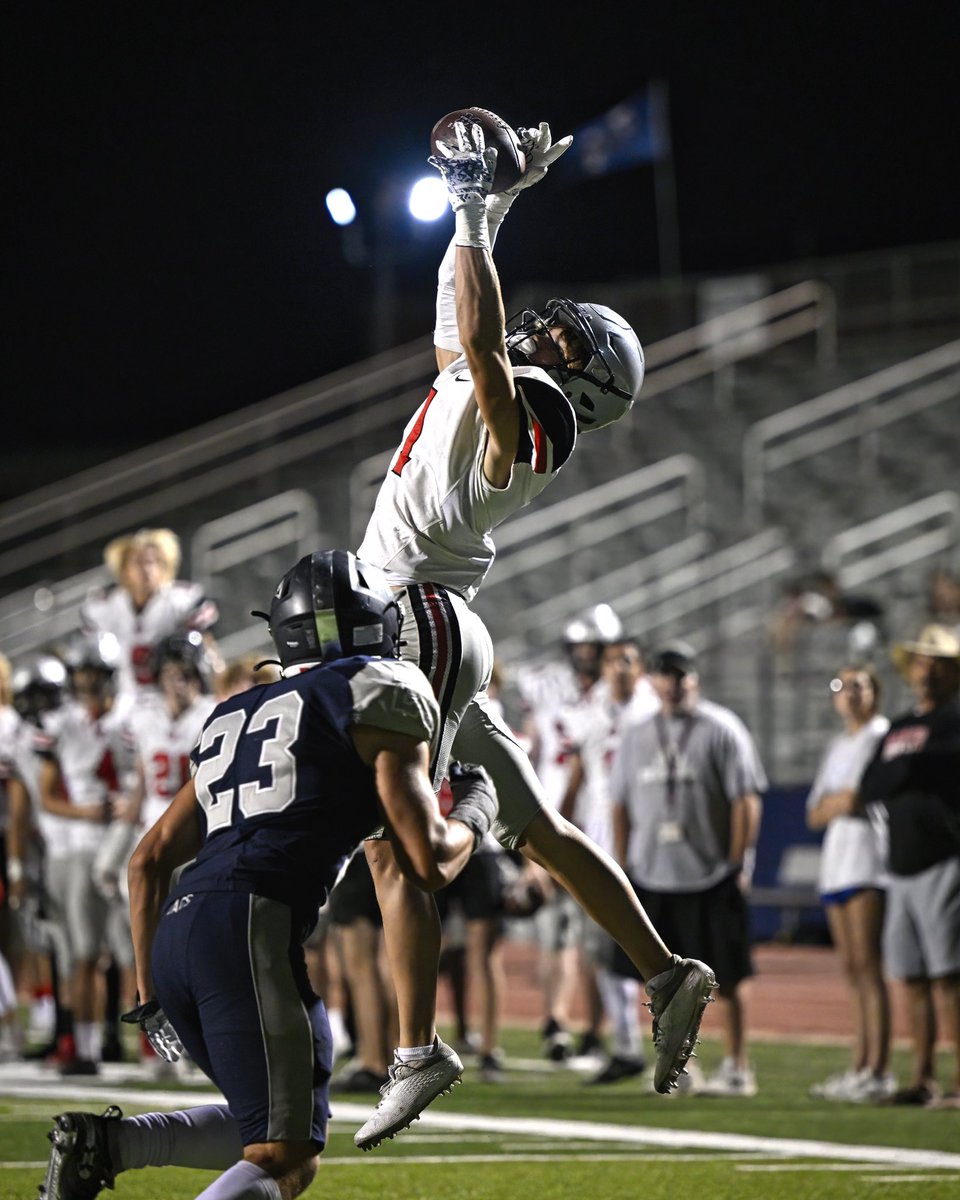 TraceyBergeson's tweet photo. So proud of this kid’s drive and determination. Gives 💯 in everything he does. Keep working hard Cha! #weaverworked @lorenziniphotog 📸 @TrustMyEyesO @BergesonCharlie @SkysTheLimitWR @drobalwayzopen @MarcusFootball @RivelAthletics @WRHitList @TXTPShow @cantmisssports1 https://t.co/Fg3r8GDOdB