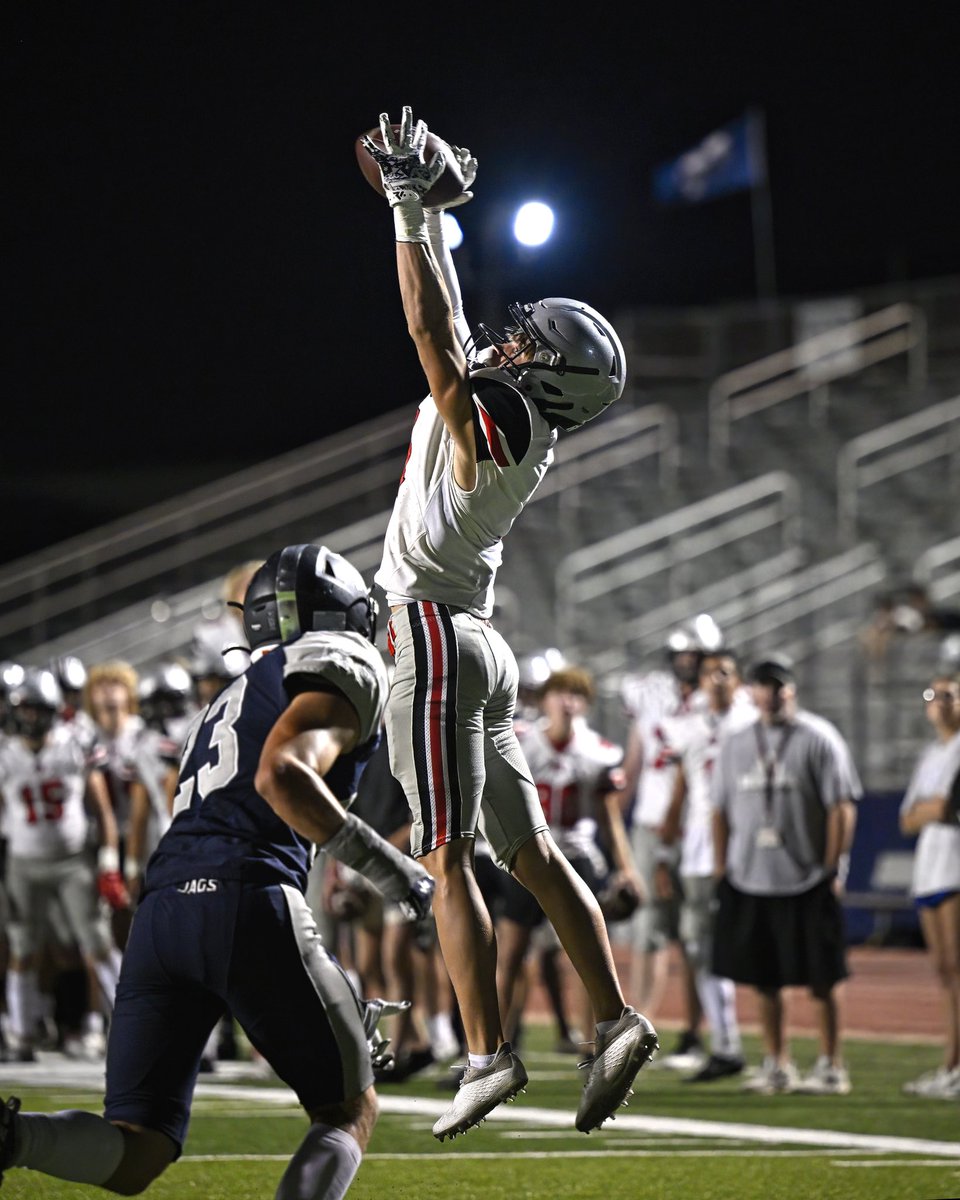 TraceyBergeson's tweet photo. So proud of this kid’s drive and determination. Gives 💯 in everything he does. Keep working hard Cha! #weaverworked @lorenziniphotog 📸 @TrustMyEyesO @BergesonCharlie @SkysTheLimitWR @drobalwayzopen @MarcusFootball @RivelAthletics @WRHitList @TXTPShow @cantmisssports1 https://t.co/Fg3r8GDOdB