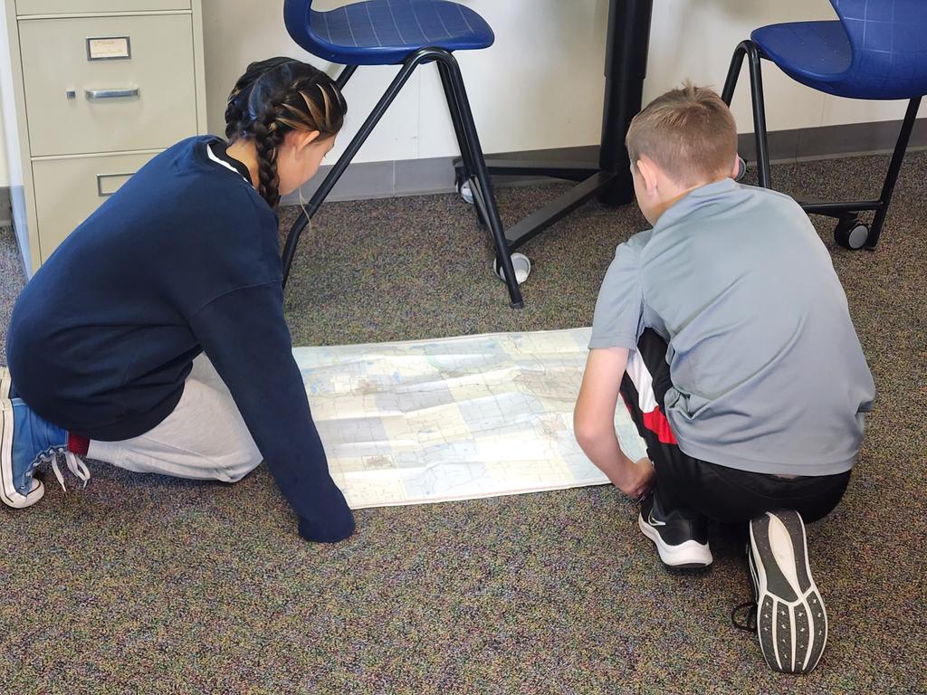 MaryMMorgans's tweet photo. @6Gold1
Global Studies students practicing their map skills with maps of Washtenaw County. Lots of a-ha moments! @BeachMiddle https://t.co/4ogft35AKt