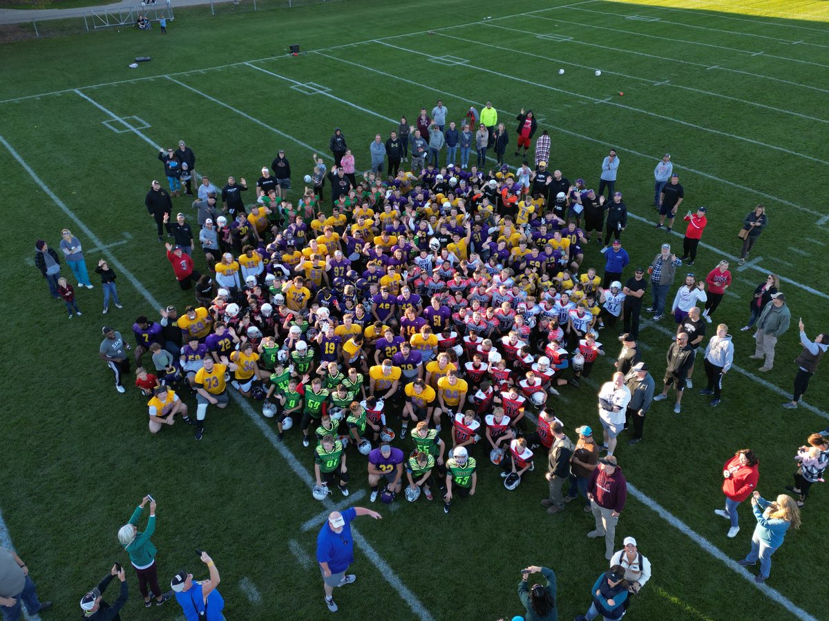 UWSPFootball's tweet photo. Had a great time last night with Stevens Point Youth Area Football

Thanks to everyone involved for putting together such a fun and memorable event for all!

#PracticeWithThePointers
#RollDawgs🦴 https://t.co/OHzSoWkKEH