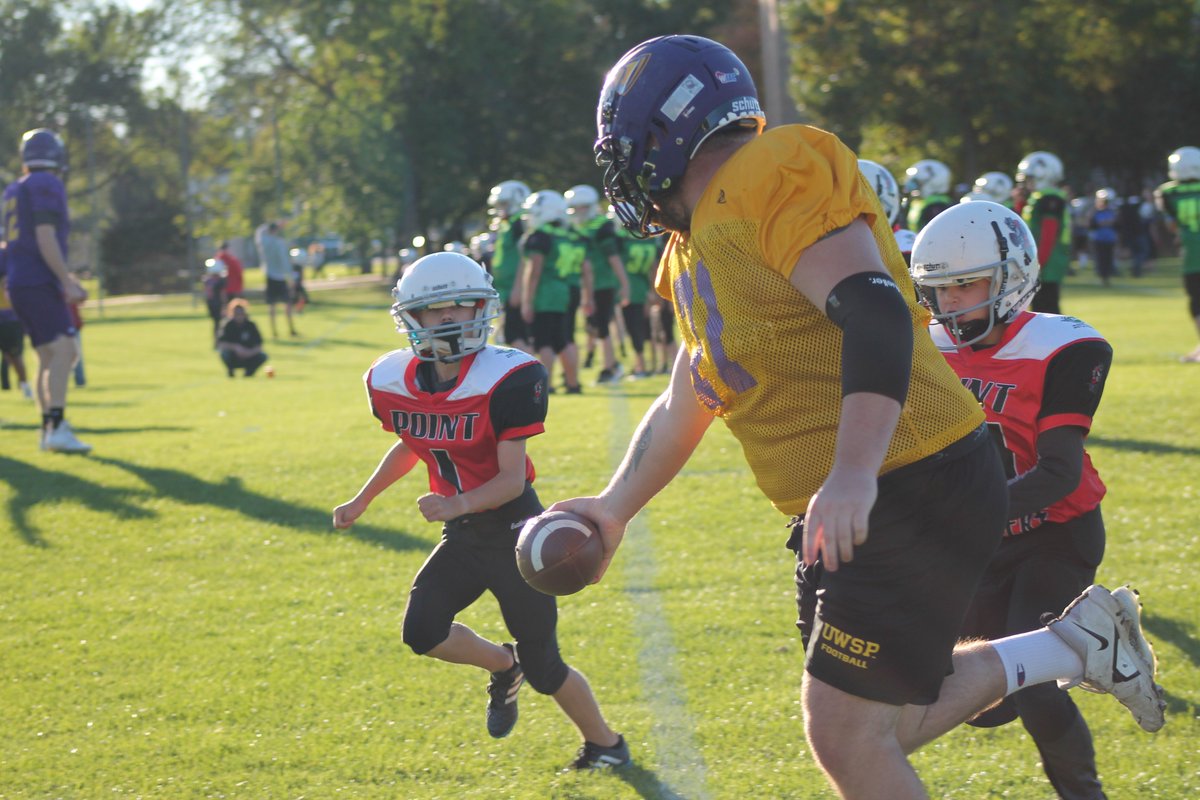 UWSPFootball's tweet photo. Had a great time last night with Stevens Point Youth Area Football

Thanks to everyone involved for putting together such a fun and memorable event for all!

#PracticeWithThePointers
#RollDawgs🦴 https://t.co/OHzSoWkKEH