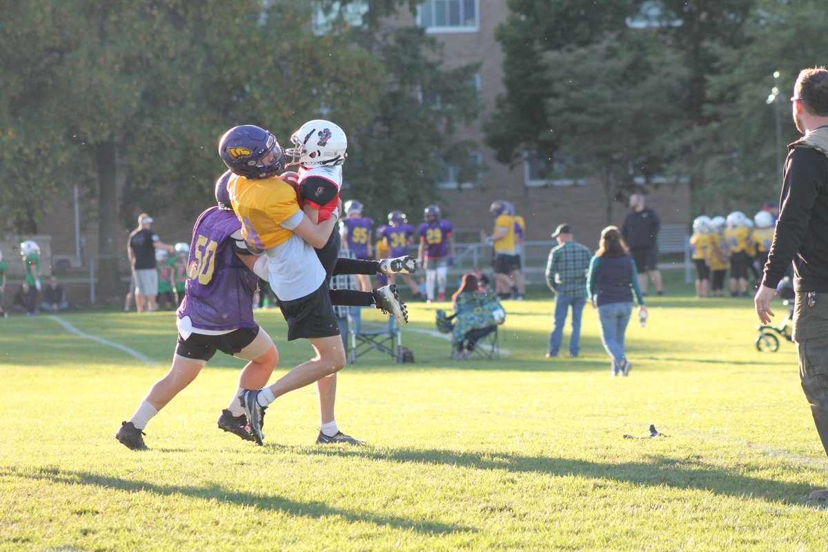 UWSPFootball's tweet photo. Had a great time last night with Stevens Point Youth Area Football

Thanks to everyone involved for putting together such a fun and memorable event for all!

#PracticeWithThePointers
#RollDawgs🦴 https://t.co/OHzSoWkKEH