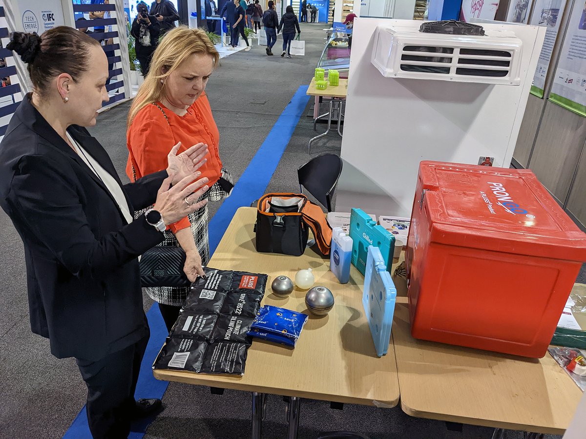 IFC_LAC's tweet photo. Hablamos con innovadores de todo el 🌎 y empresas en #AmLat para aprender sobre el potencial de las tecnologías innovadoras para luchar contra el #CambioClimático. Esta semana en #ExpoAcaire 2022 conocimos a los protagonistas del programa #TechEmerge de enfriamiento sostenible. https://t.co/FELK6pItzO