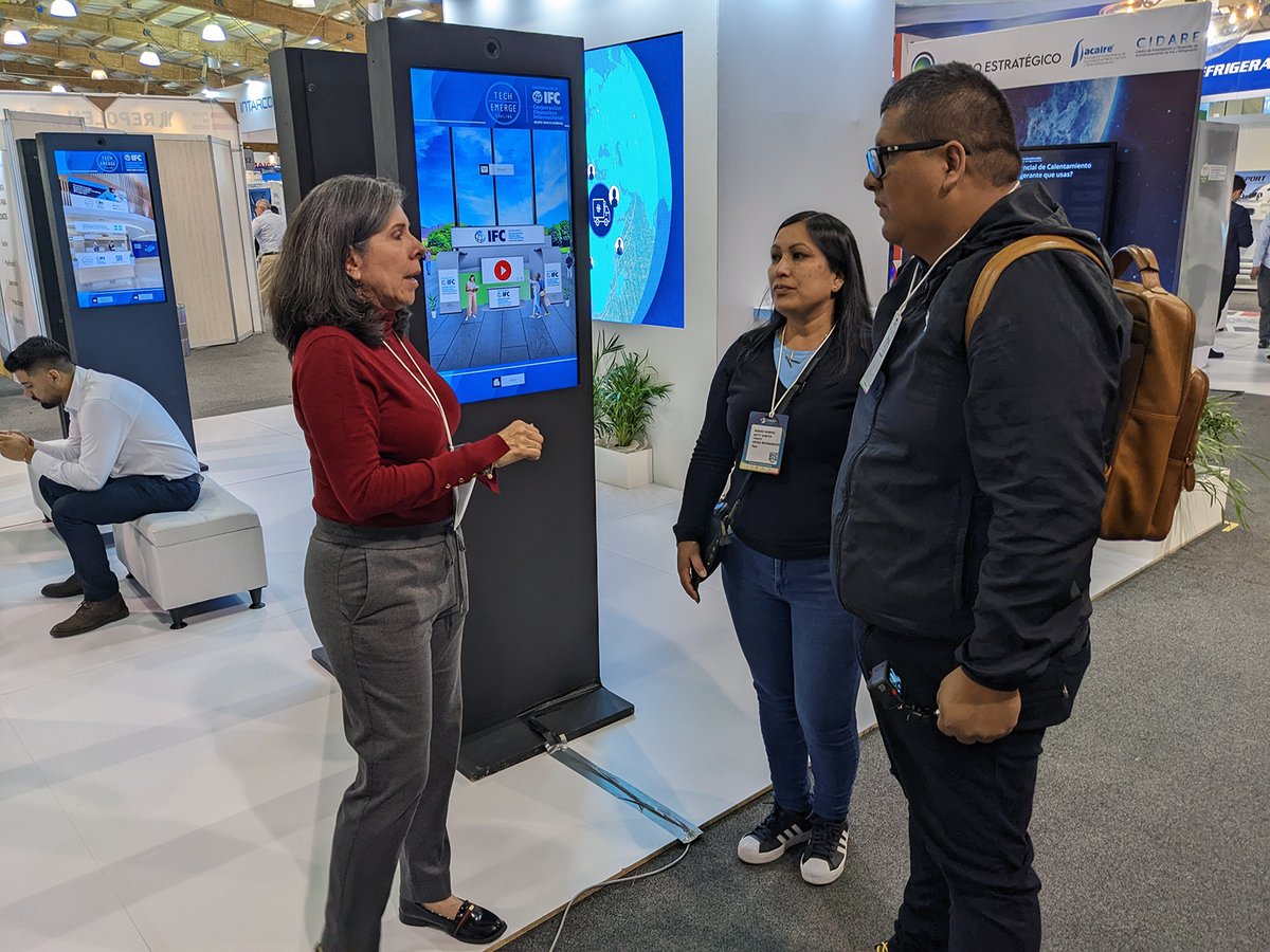 IFC_LAC's tweet photo. Hablamos con innovadores de todo el 🌎 y empresas en #AmLat para aprender sobre el potencial de las tecnologías innovadoras para luchar contra el #CambioClimático. Esta semana en #ExpoAcaire 2022 conocimos a los protagonistas del programa #TechEmerge de enfriamiento sostenible. https://t.co/FELK6pItzO