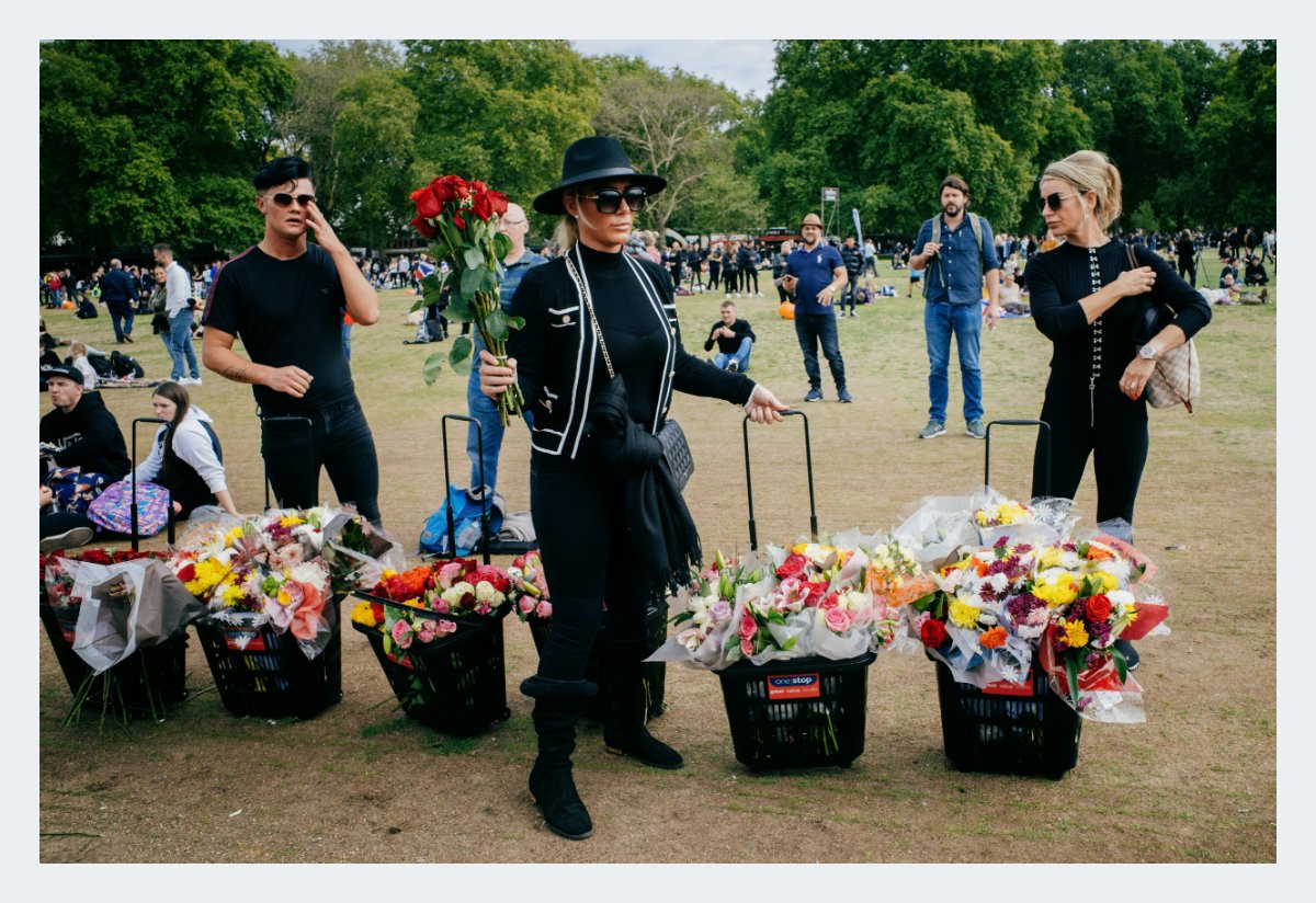 OliverHolms's tweet photo. Scenes from Hyde Park on the day of the Queen's Funeral.

#ricohgr3 #streetphotography #queensfuneral https://t.co/72JLepcpYi