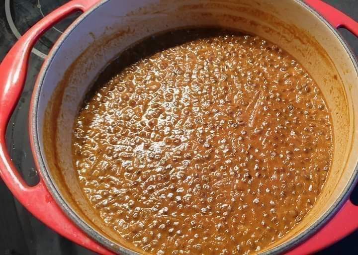 59gx1's tweet photo. ..إيّاكم والعدس فعذابه إلى يوم البعث 😄😄

تزوّج رجل بفتاة ورغم أنّه ميسور الحال إلا أنّه شحيح النفقة ولا يعرف من أصناف الطعام إلا صنف واحد (العدس) ثلاث وجبات في اليوم على مدار الأسبوع والشهر والعام .

صبرت زوجته عليه مدة كبيرة من الزمن ، إلا أنّها من حين للآخر تحدّثه فى الأمر ، https://t.co/M9YA2GmKGY