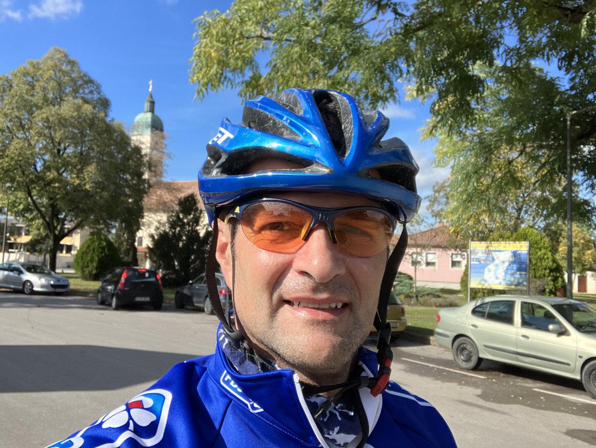 SchuhChristoph's tweet photo. Teilweise traurig (#Zicksee), großteils wunderschön herbstlich meine Tour durch das südöstliche #Burgenland…nahm die Gelegenheit wahr nach der Firmenklausur in #Illmitz. Ja und der #Wind…gut für die #Stromproduktion, aber schlecht für mich! #Rennrad #Natur https://t.co/IBQIRzpNx5