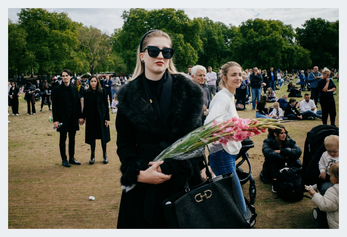 OliverHolms's tweet photo. #ricohgr3 #streetphotography #queensfuneral https://t.co/RQV4Zv4X9A