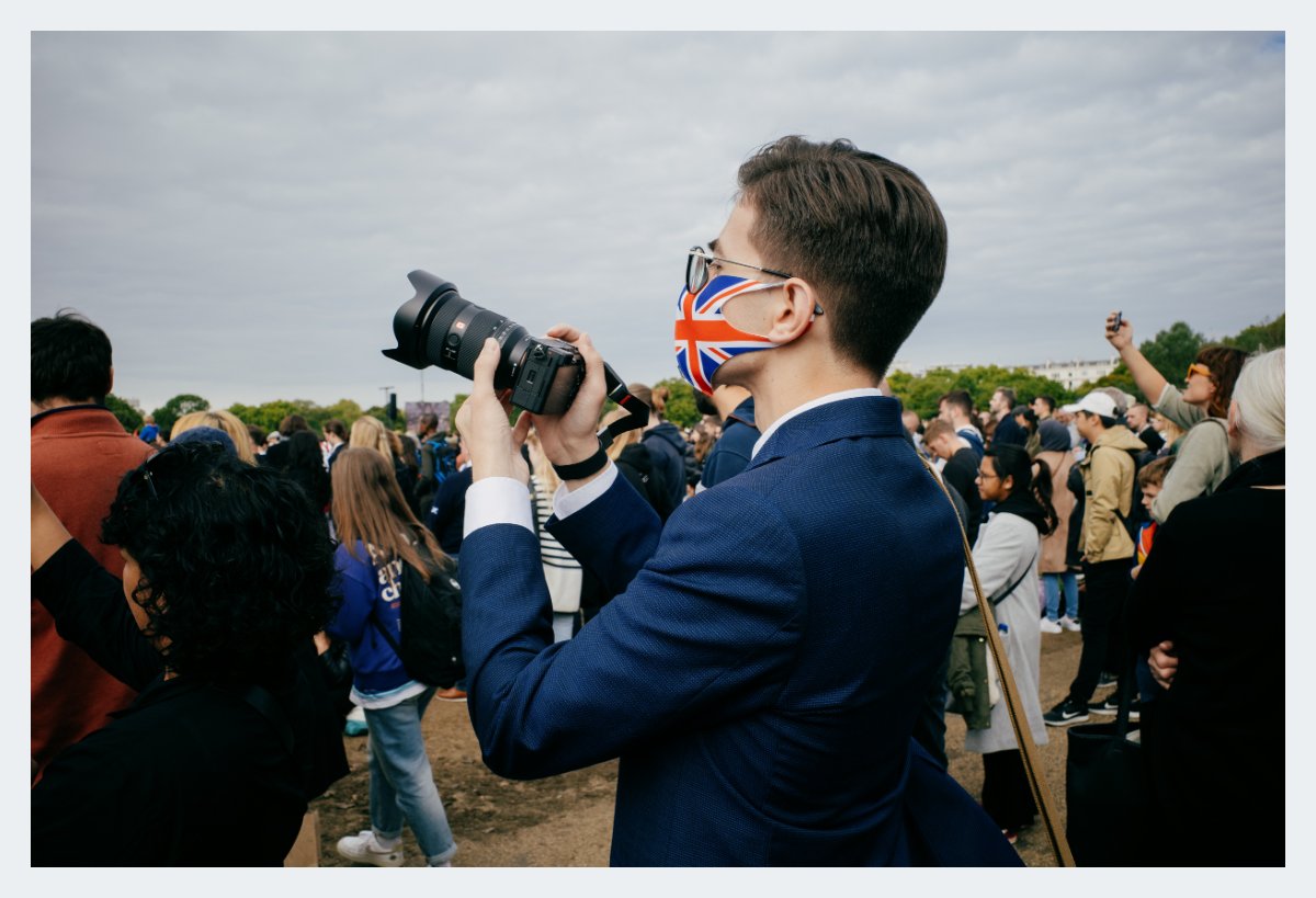 OliverHolms's tweet photo. #ricohgr3 #streetphotography #queensfuneral https://t.co/RQV4Zv4X9A