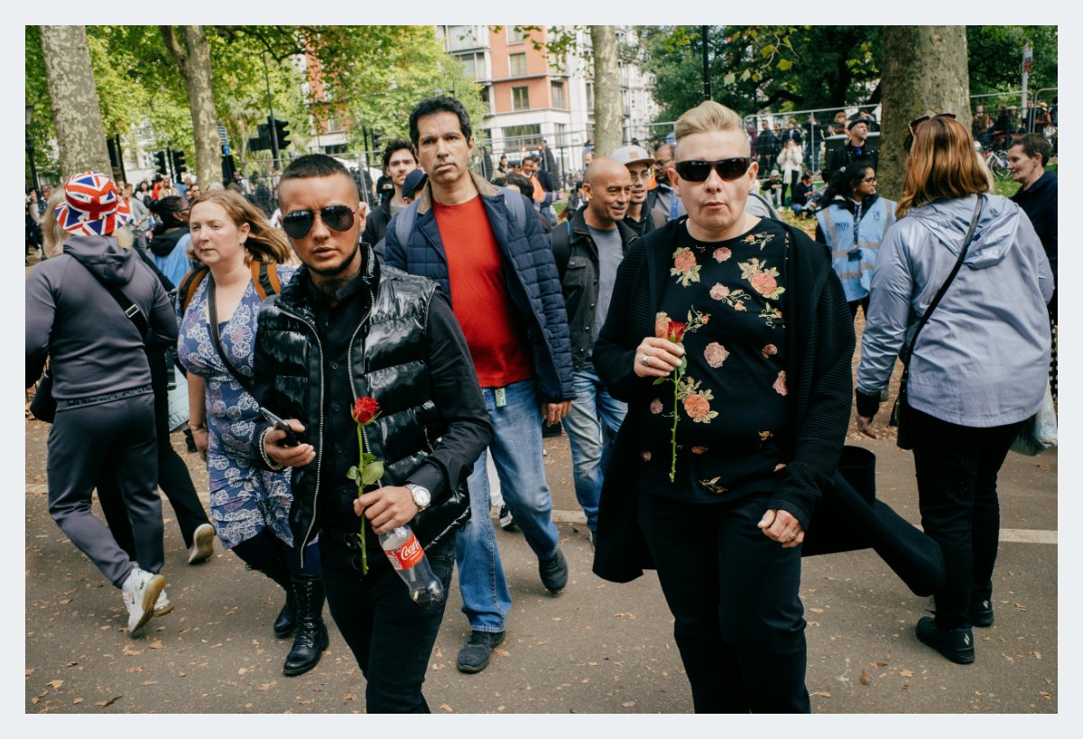 OliverHolms's tweet photo. #ricohgr3 #streetphotography #queensfuneral https://t.co/RQV4Zv4X9A