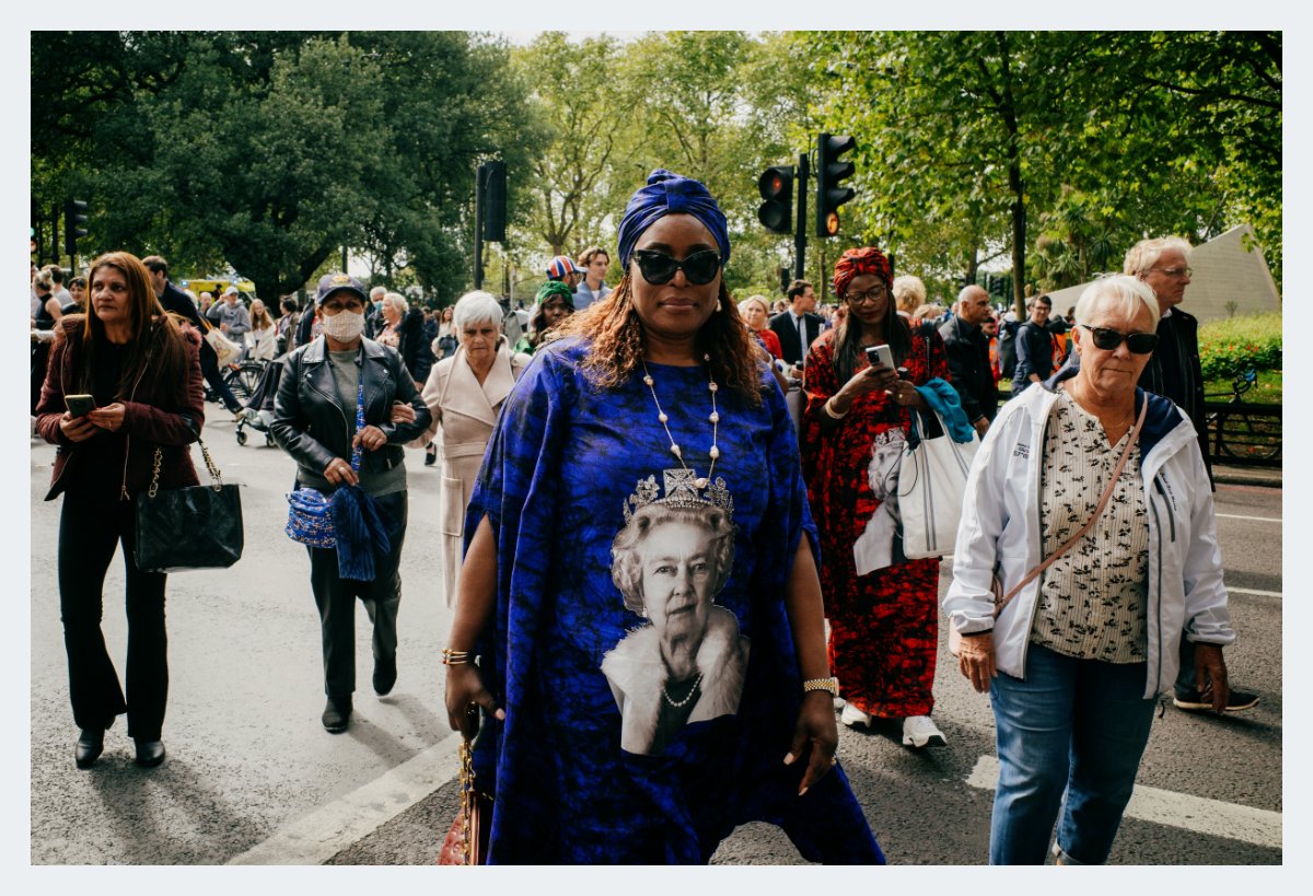 OliverHolms's tweet photo. #ricohgr3 #streetphotography #queensfuneral https://t.co/RQV4Zv4X9A