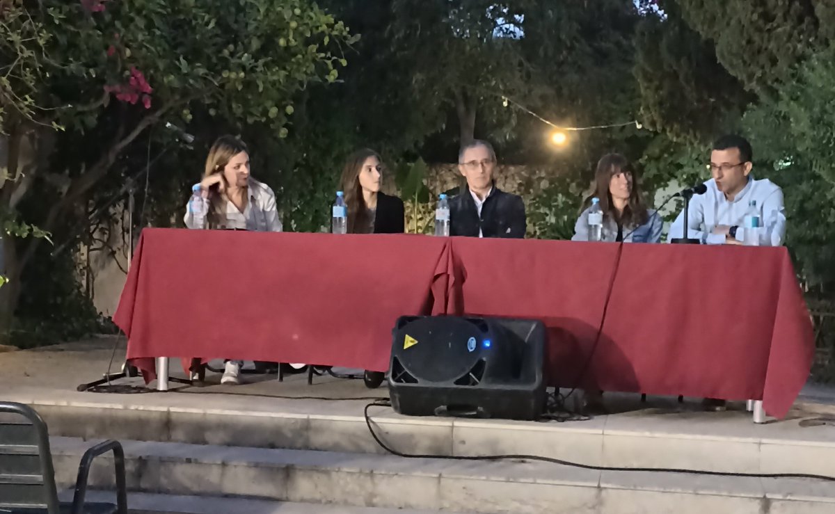 MargaFronteraB's tweet photo. .@druizaguilera la pandèmia ha estat una ocasió única per demostrar que la ciència pura (com les matemàtiques, que expliquen conceptes com la taxa de variació) és útil i necessària en la vida diària
#divulgaciócientífica #NitRecerca22 https://t.co/QywhQVvW3X