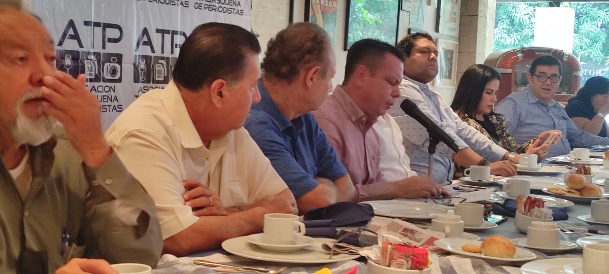 jorgenunez63's tweet photo. En el marco de la unidad del gremio periodístico de Tabasco, el presidente de la @atp_63, @vidal_38, dirige unas palabras a los asistentes al desayuno celebrado en ocasión del 66 Aniversario de esta importante agrupación.

@cmmerino 
@adan_augusto 
@lopezobrador_ 
@jccastillejos https://t.co/OzfQoojJ7y