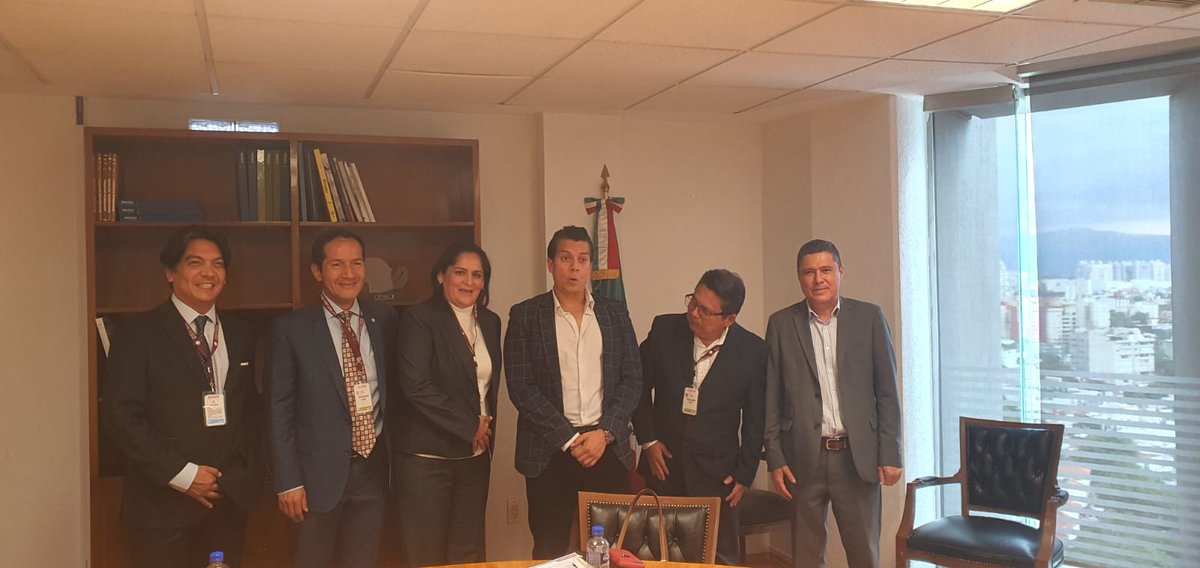 El día de ayer, jueves 29 de septiembre de 2022, el 5° Consejo Directivo AMUVIE 2022-2024 tuvo la oportunidad de reunirse en La Secretaria de Energia con el subsecretario de electricidad, el Dr. Sergio Omar Saldaña.